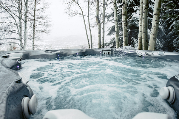 Caldera-Utopia-Cantabria-2018-Platinum-Slate-Lifestyle-CloseUp-Snow-09