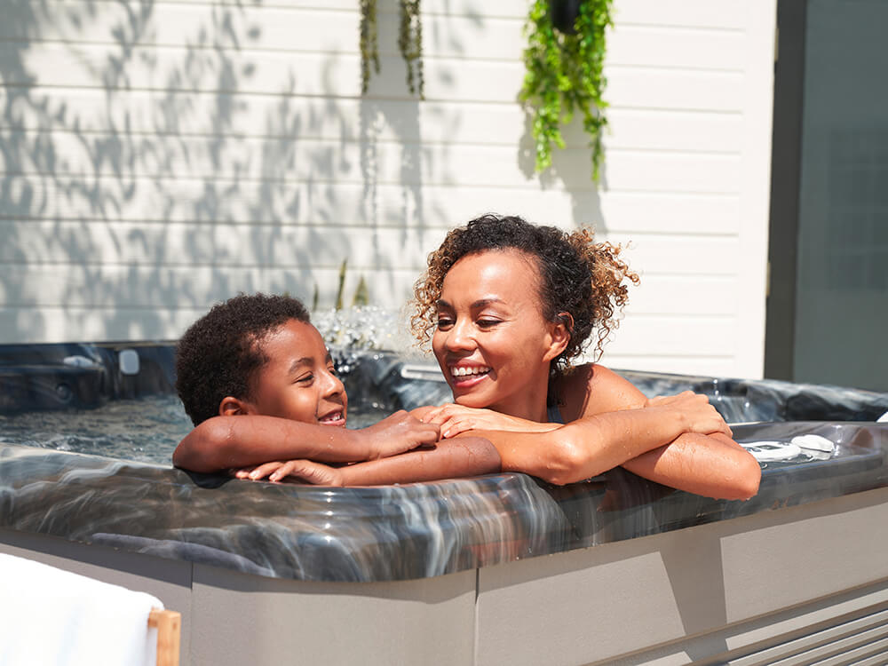 caldera-spas-vacanza-series-vanto-model-midnight-canyon-ash-lifestyle-family-time-desktop